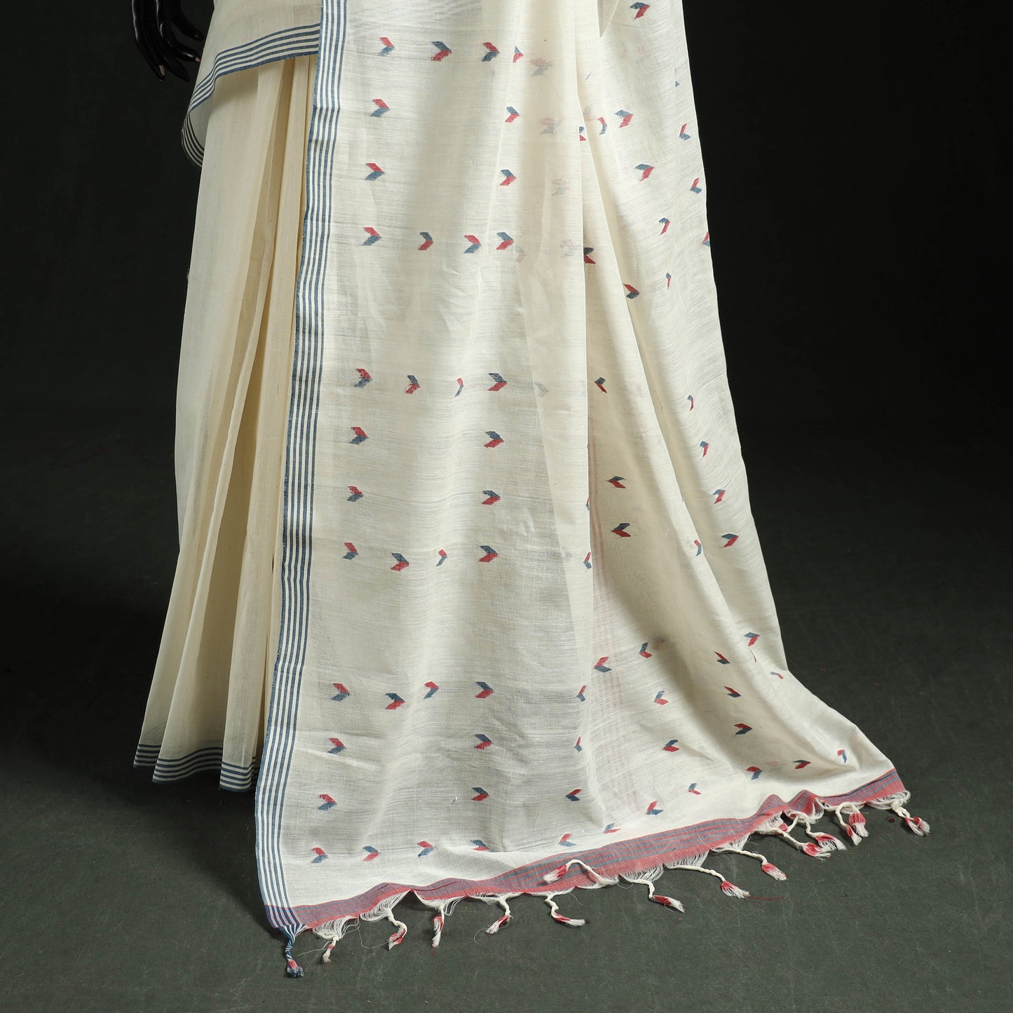 White - handloom cotton buti srikakulam jamdani saree 03