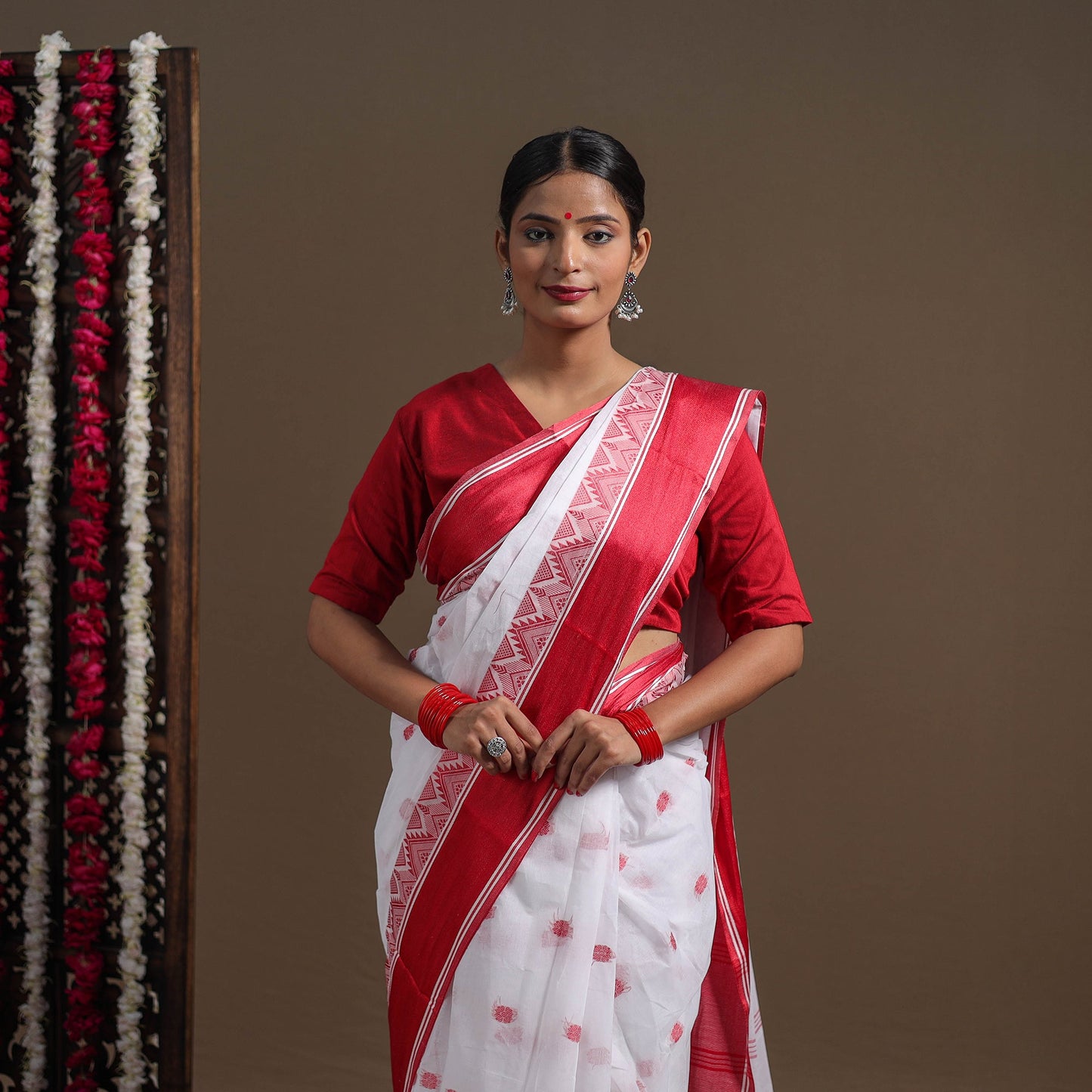 White - handloom cotton phulia jamdani saree 01