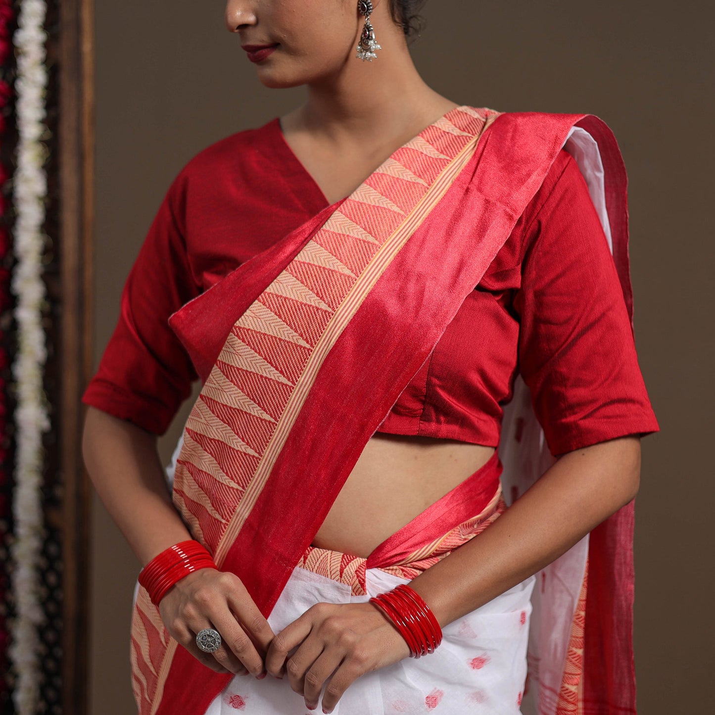 White - handloom cotton phulia jamdani saree 02