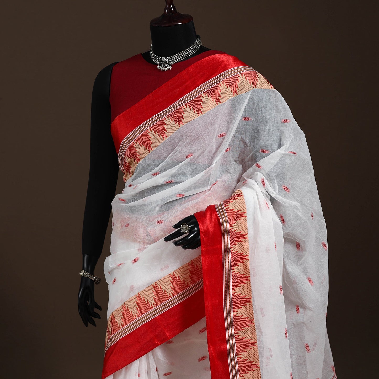 White - handloom cotton phulia jamdani saree 03