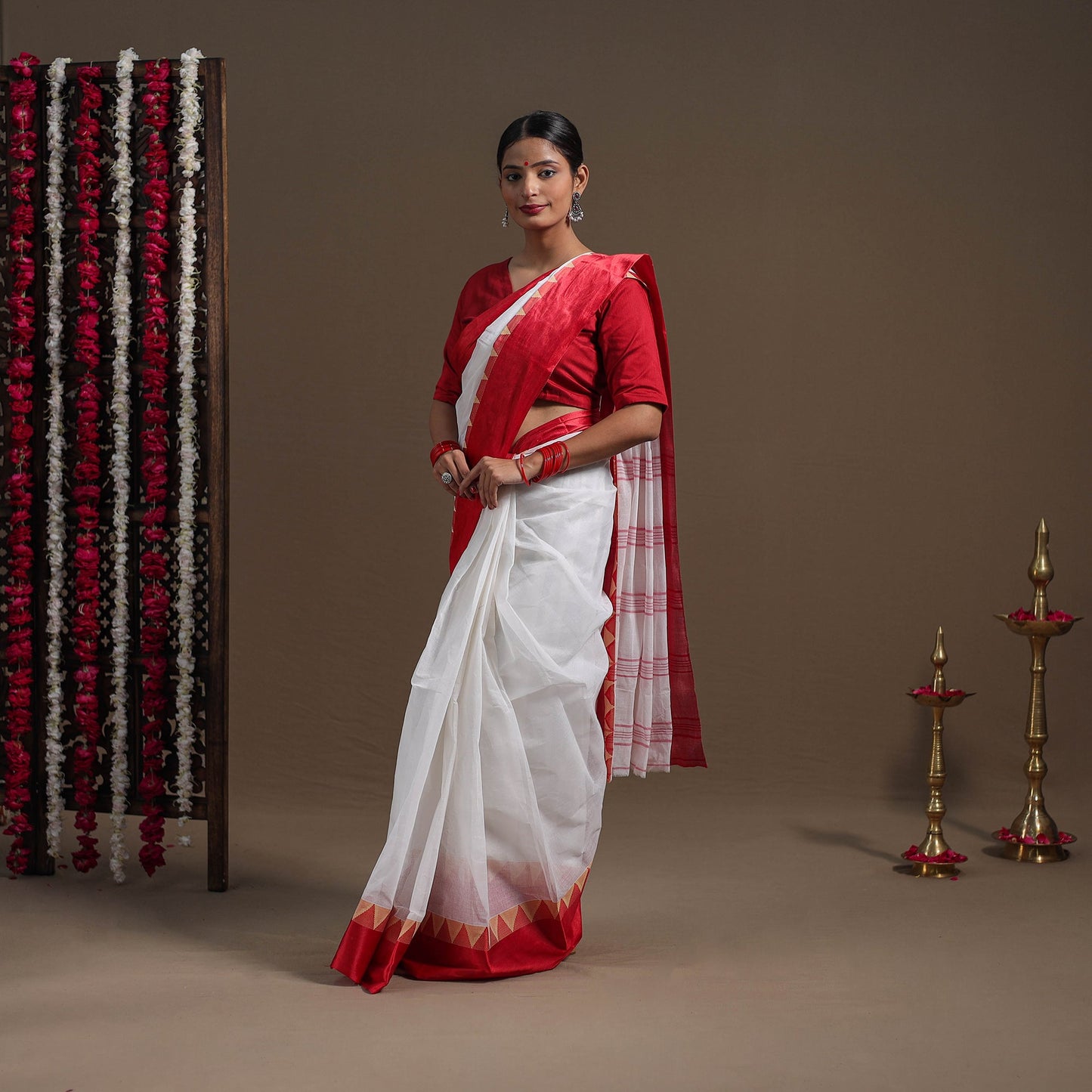 White - handloom cotton phulia jamdani saree 04