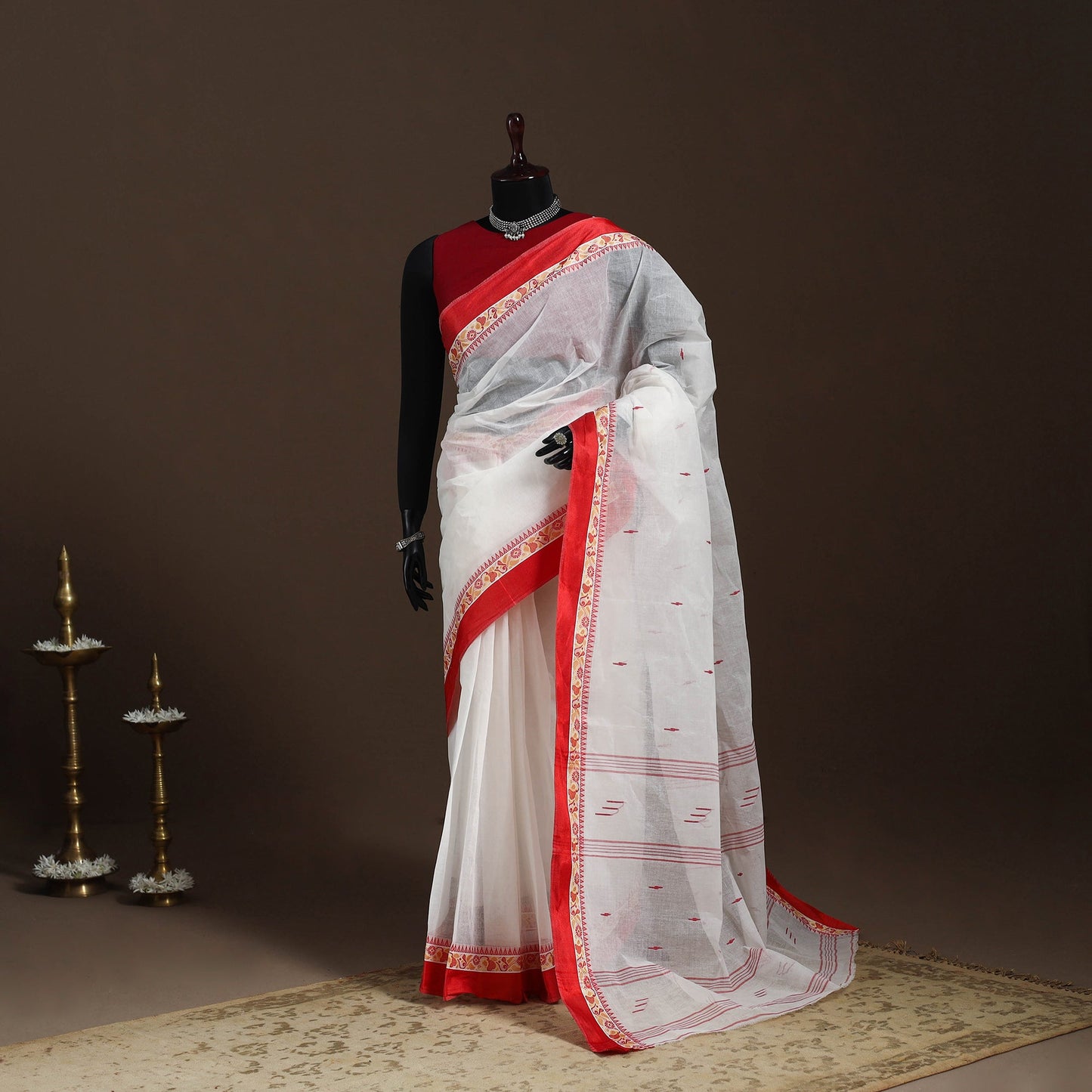 White - handloom cotton phulia jamdani saree 04