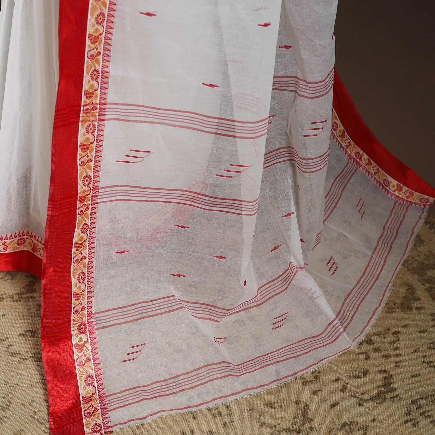 White - handloom cotton phulia jamdani saree 04
