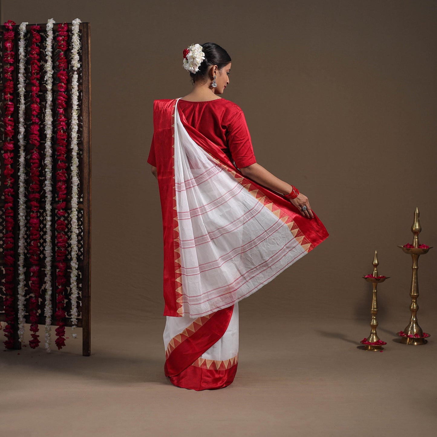 White - handloom cotton phulia jamdani saree 04