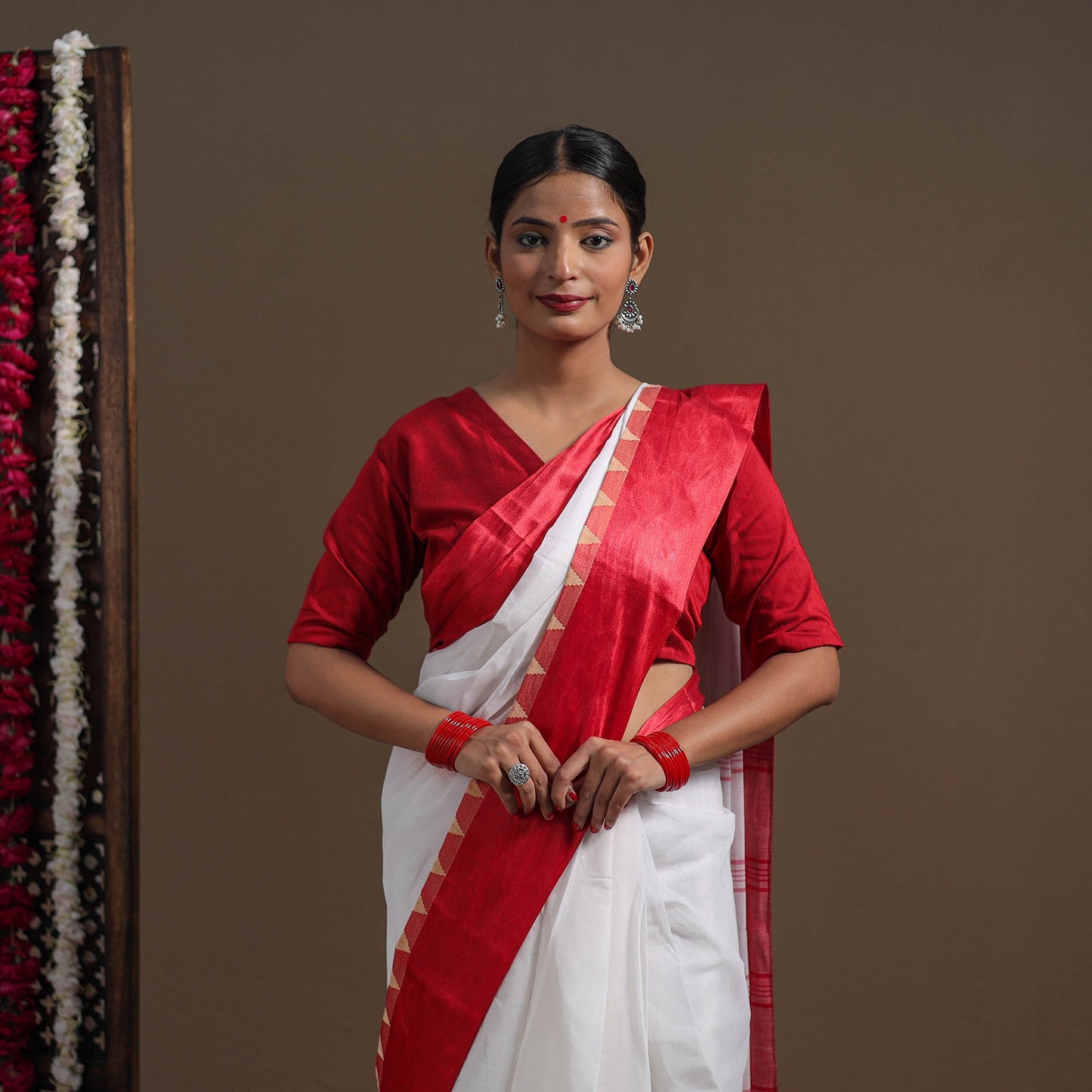 White - handloom cotton phulia jamdani saree 04