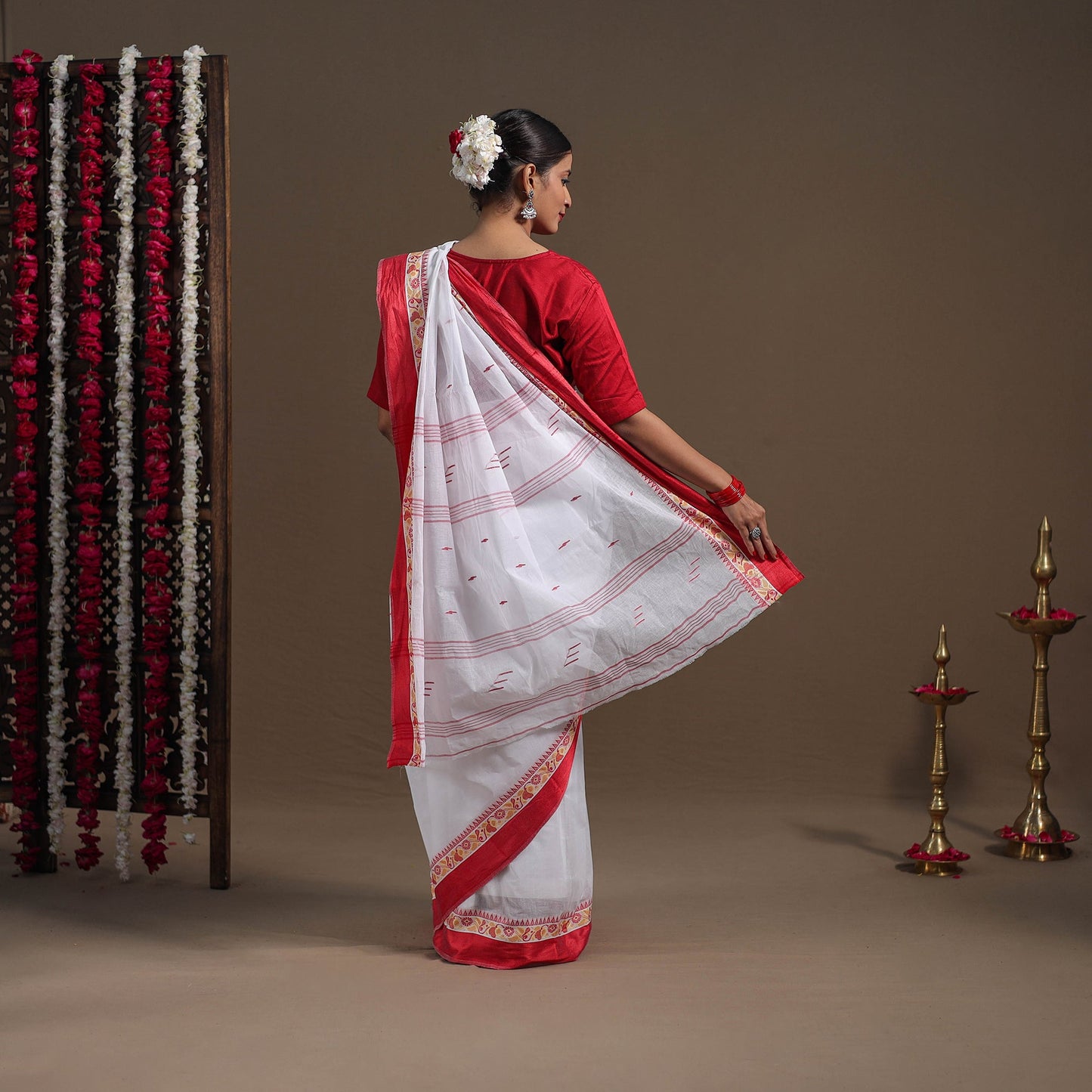  White Handloom Cotton Phulia Jamdani Saree