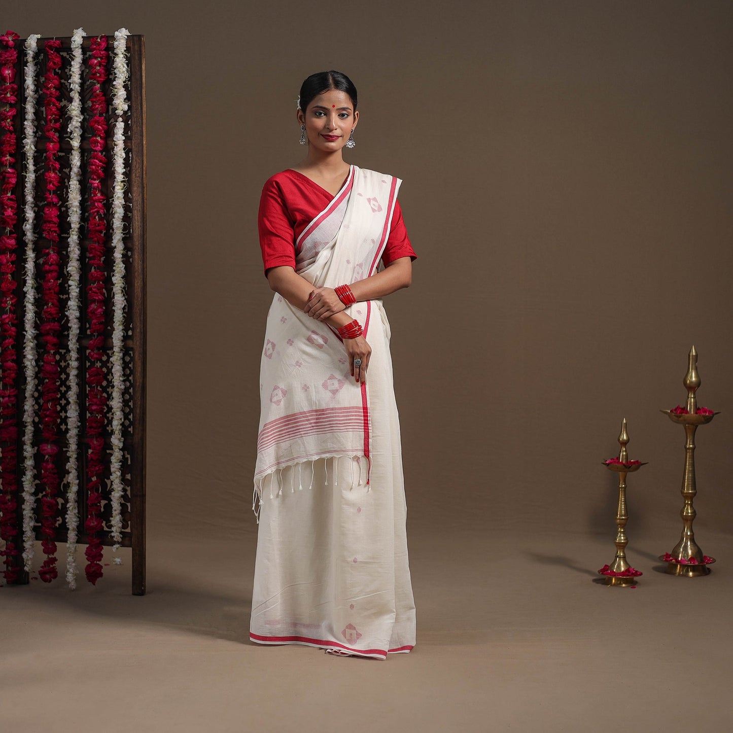 White - handloom cotton phulia jamdani saree 09