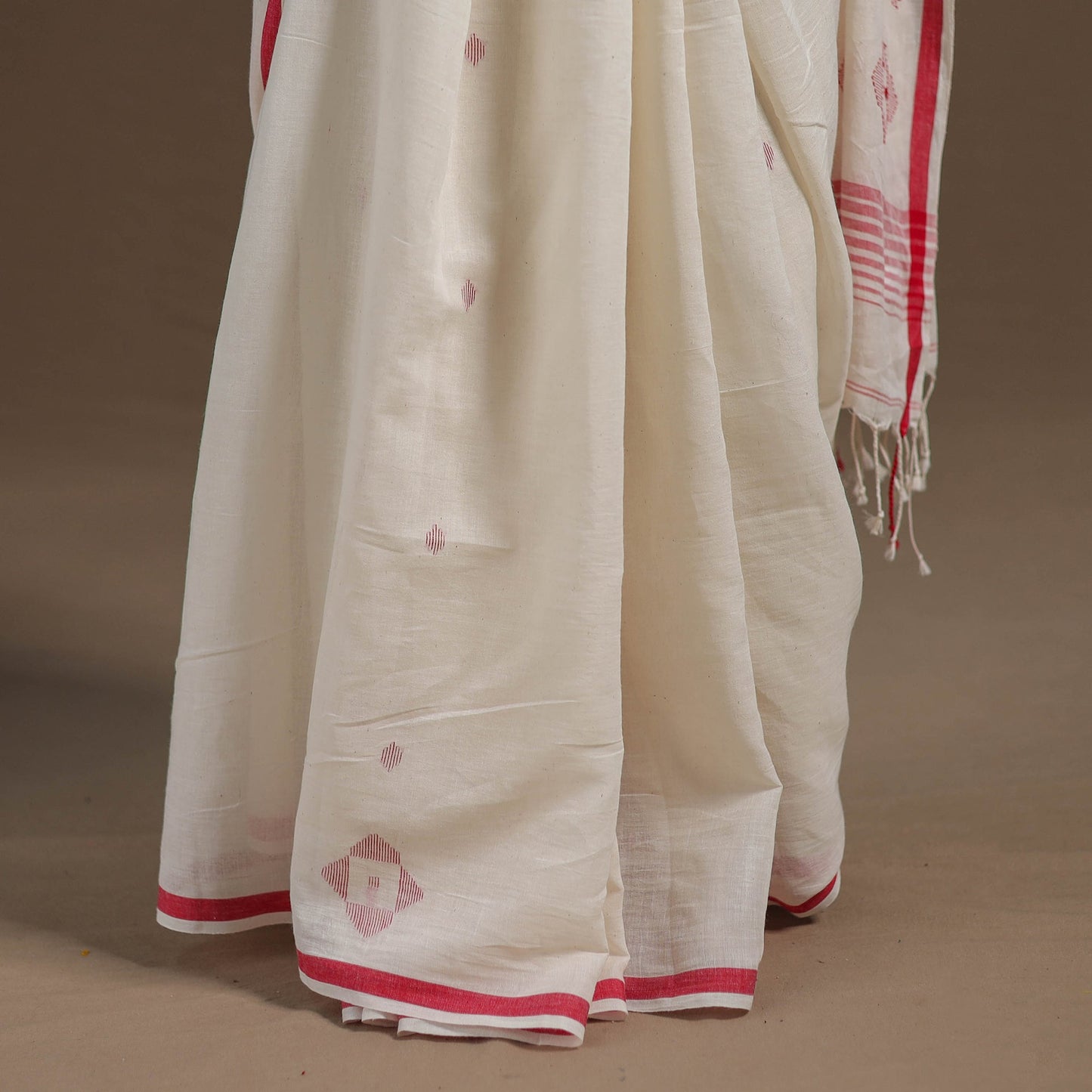 White - handloom cotton phulia jamdani saree 09