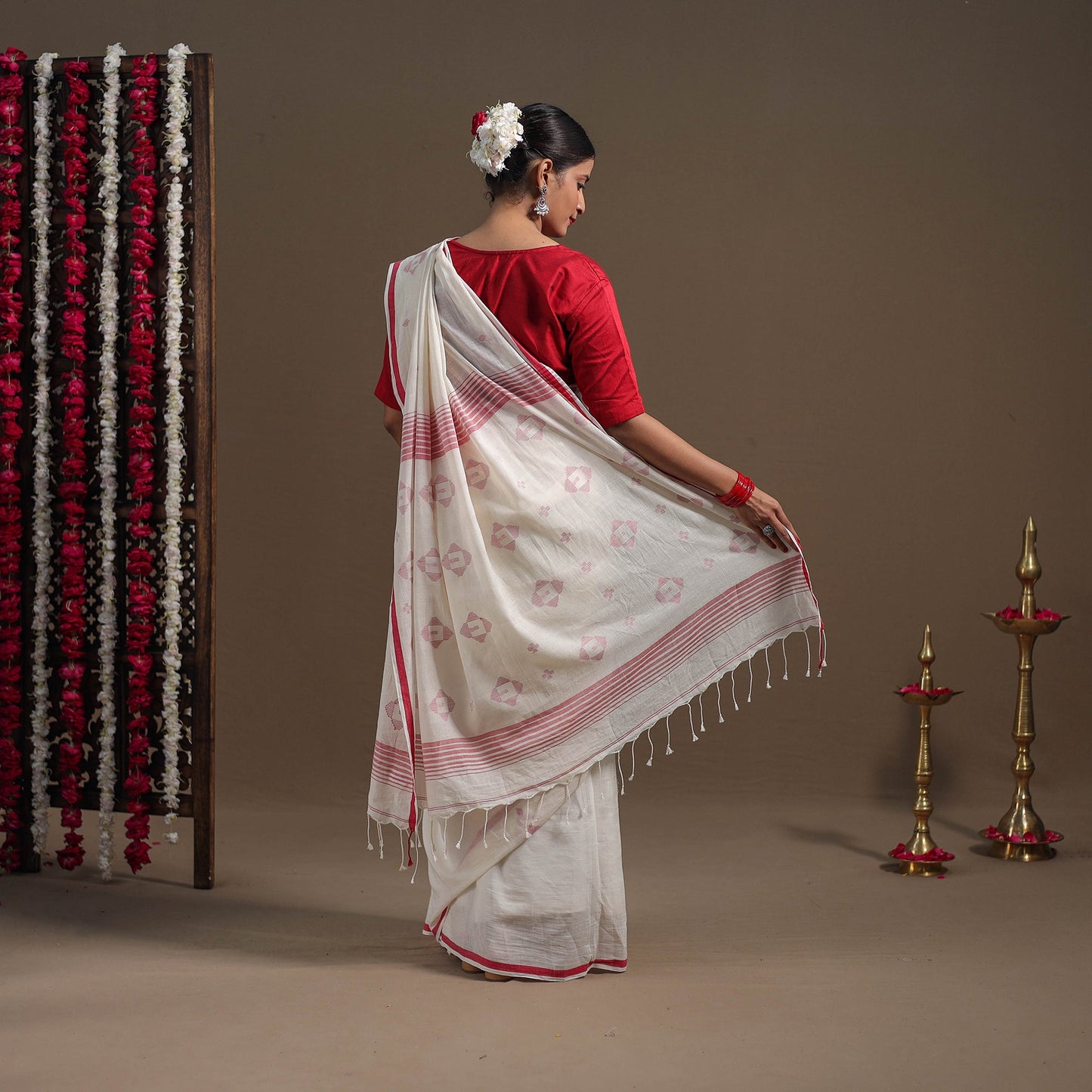 White - handloom cotton phulia jamdani saree 09
