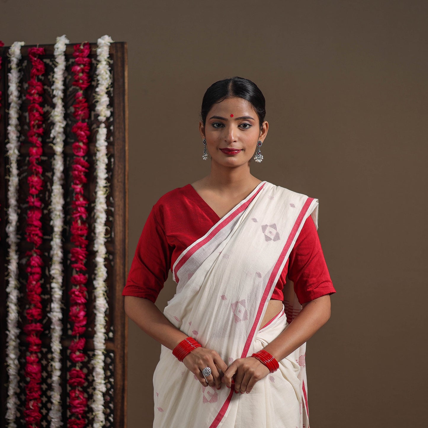 White - handloom cotton phulia jamdani saree 09