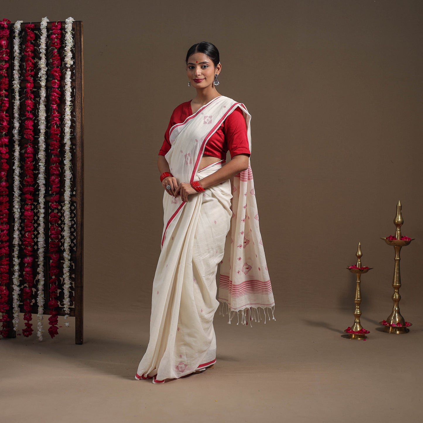 White - handloom cotton phulia jamdani saree 09