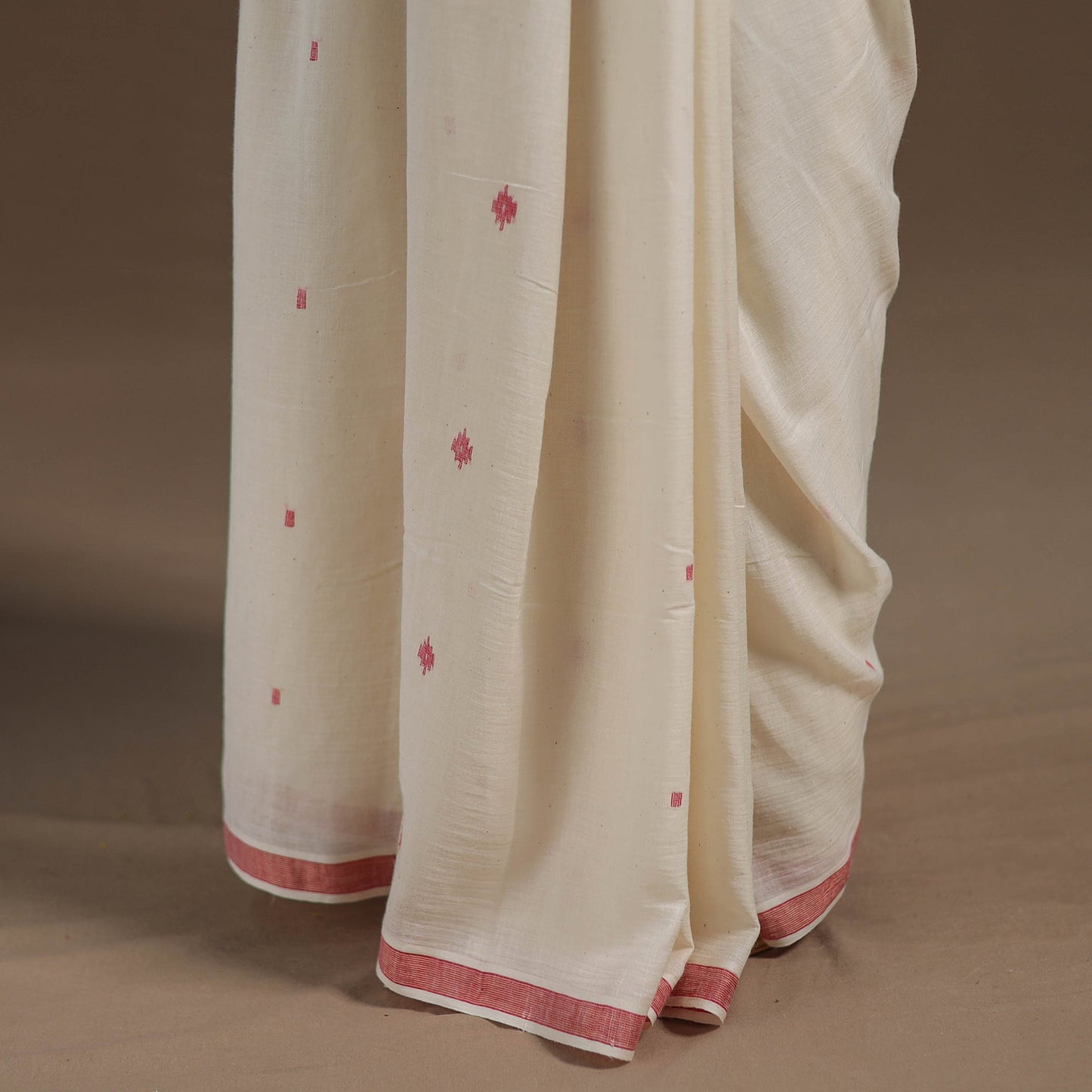 White - handloom cotton phulia jamdani saree 13