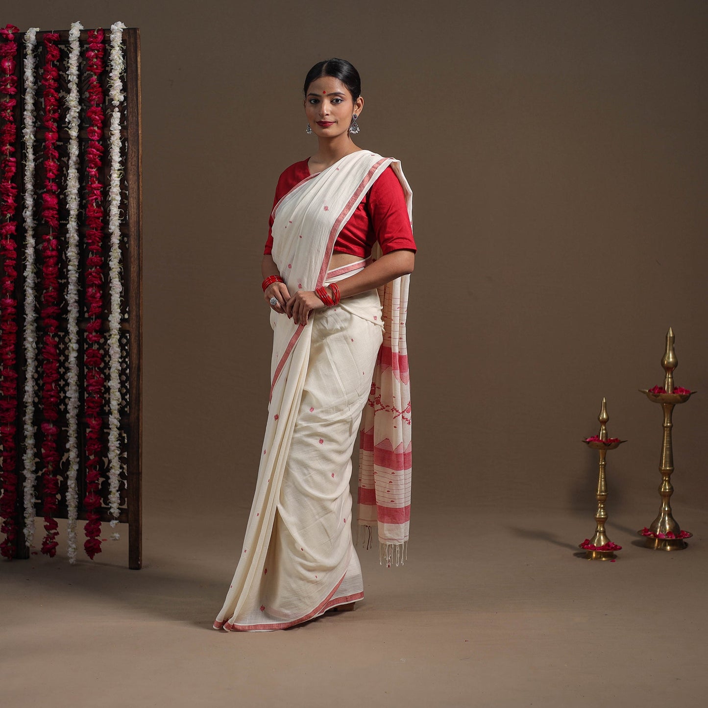 White - handloom cotton phulia jamdani saree 13