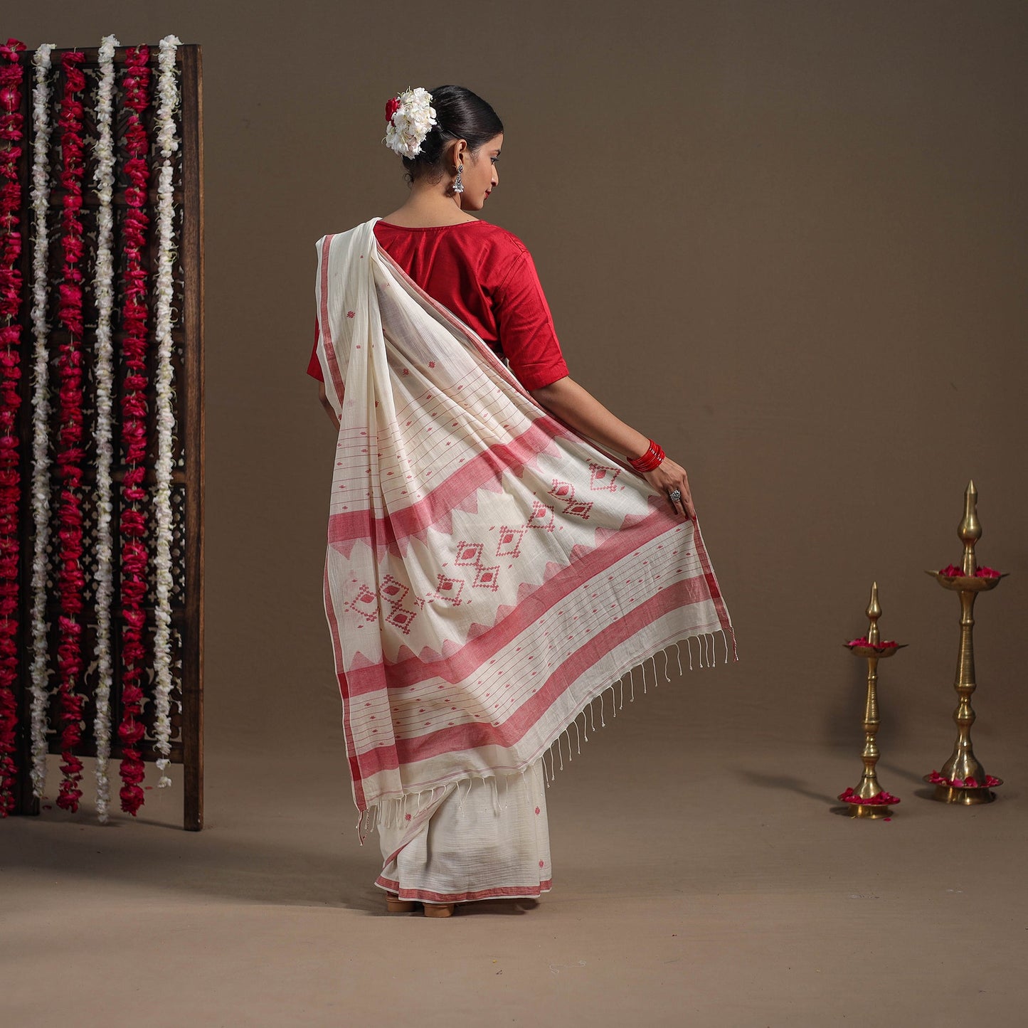 White - handloom cotton phulia jamdani saree 13