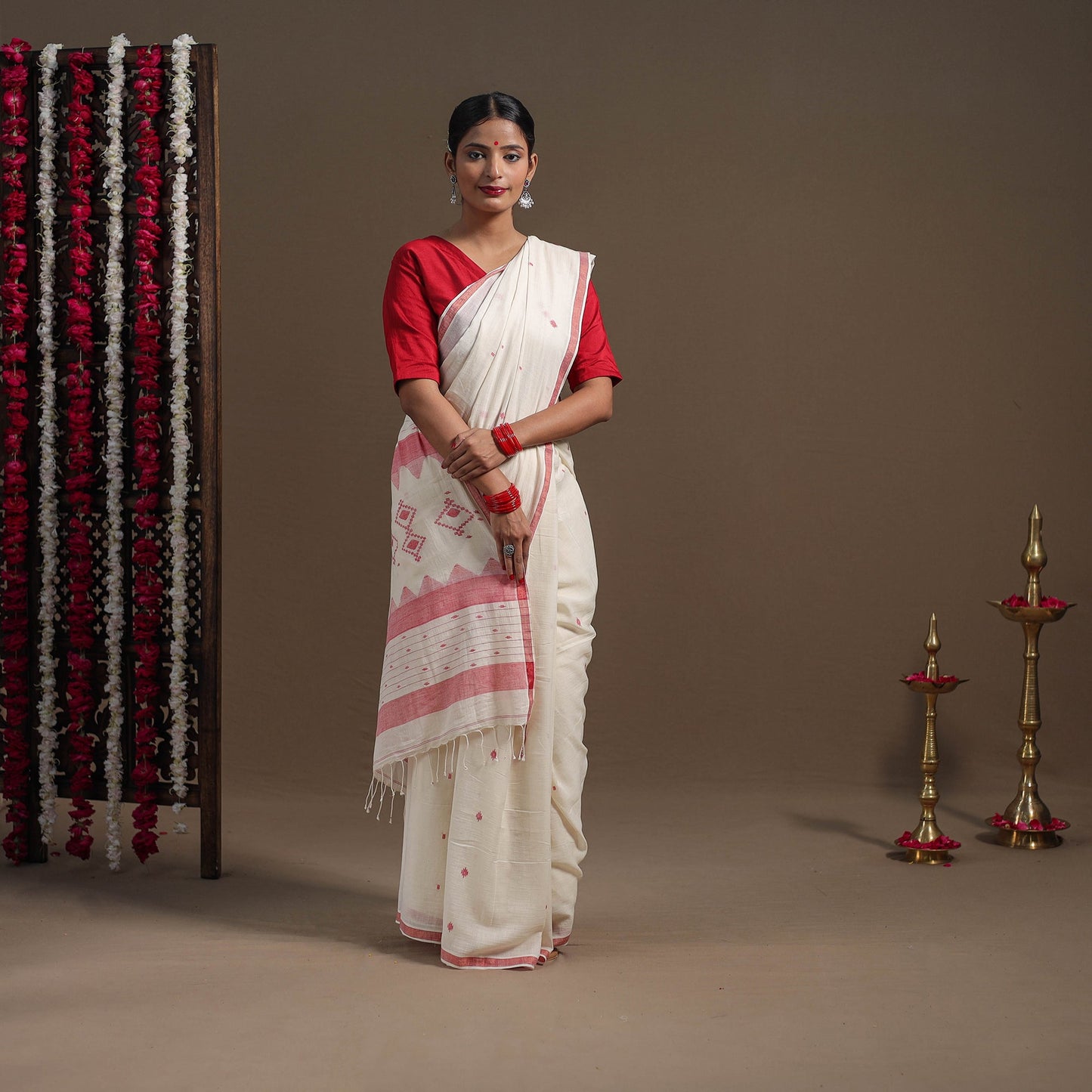 White - handloom cotton phulia jamdani saree 13