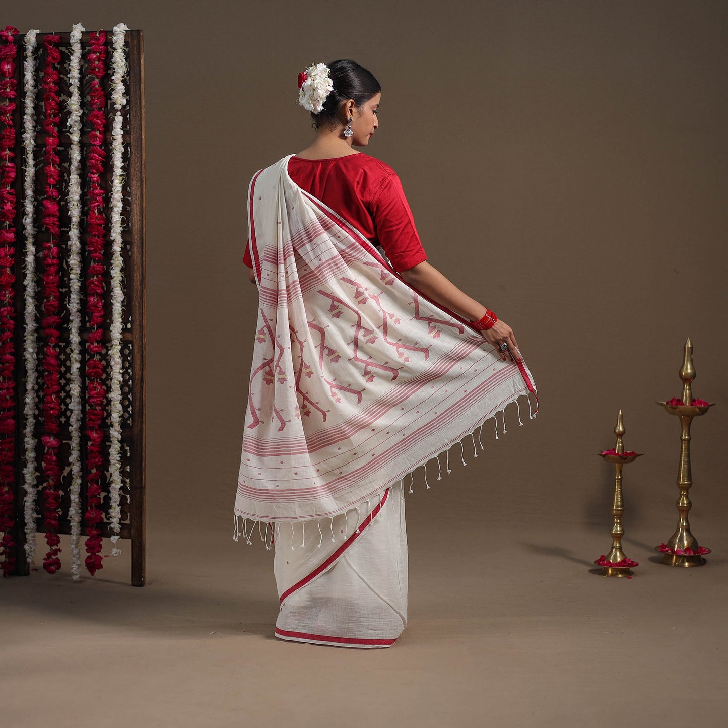 White - handloom cotton phulia jamdani saree 14