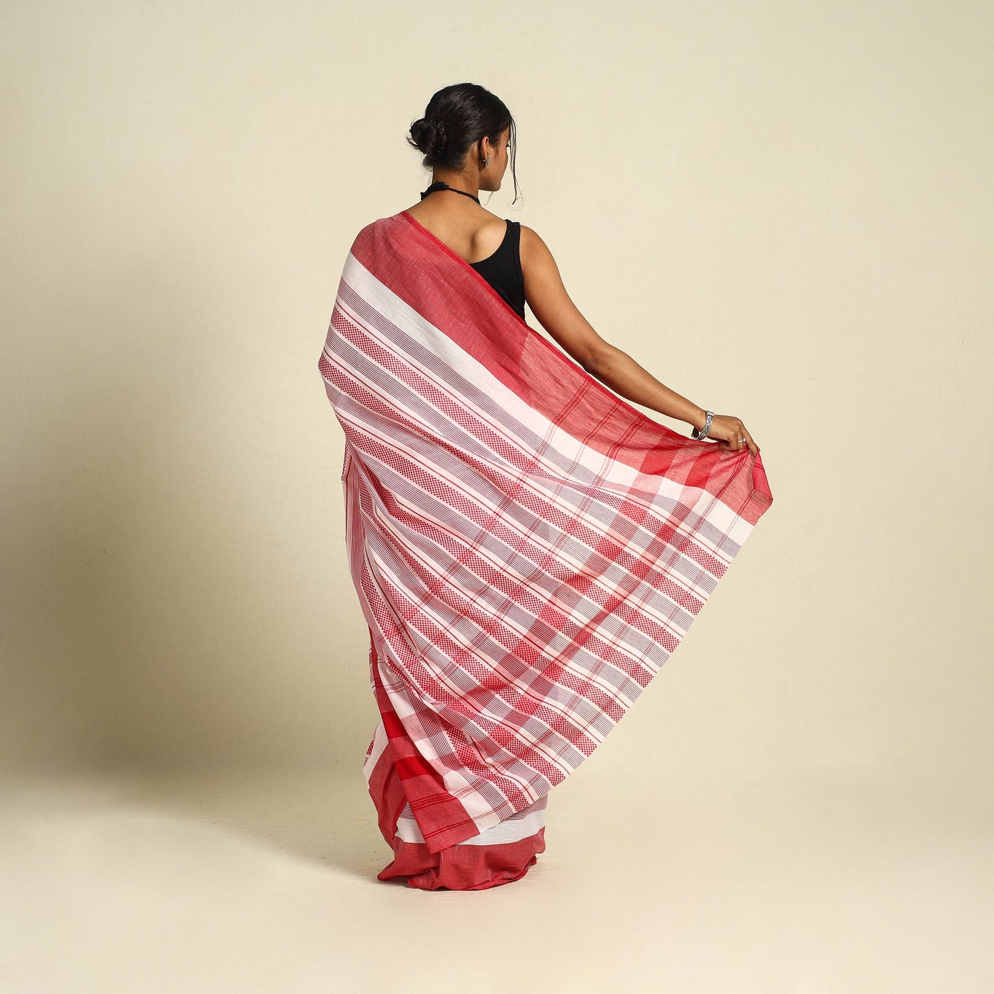 White - handloom cotton phulia jamdani saree 15