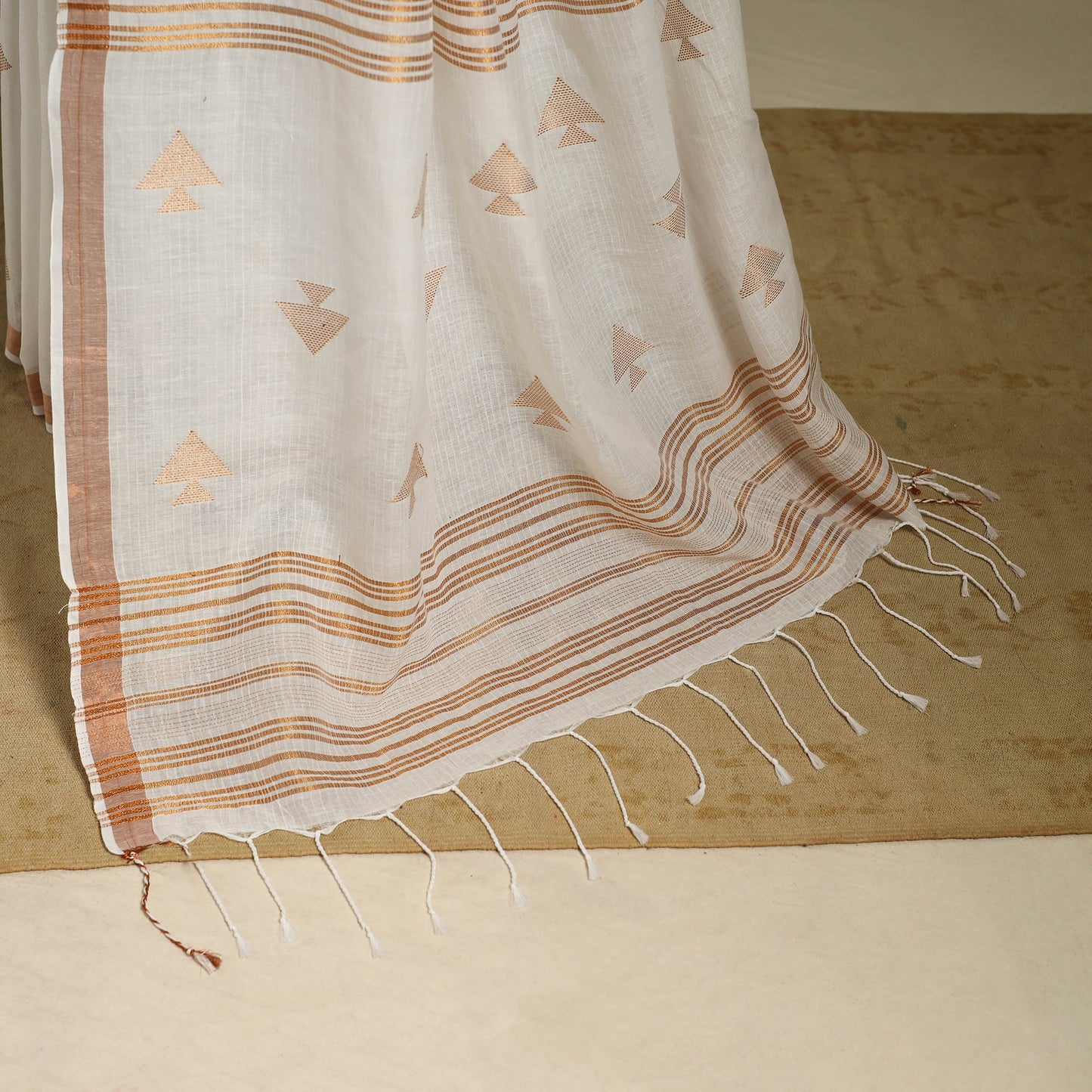 White - handloom cotton zari buti phulia jamdani saree 11