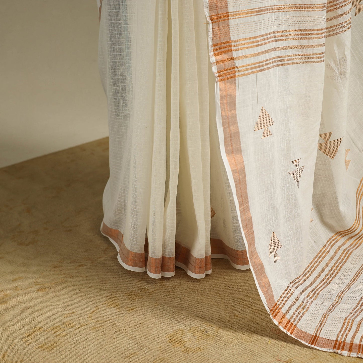 White - handloom cotton zari buti phulia jamdani saree 12