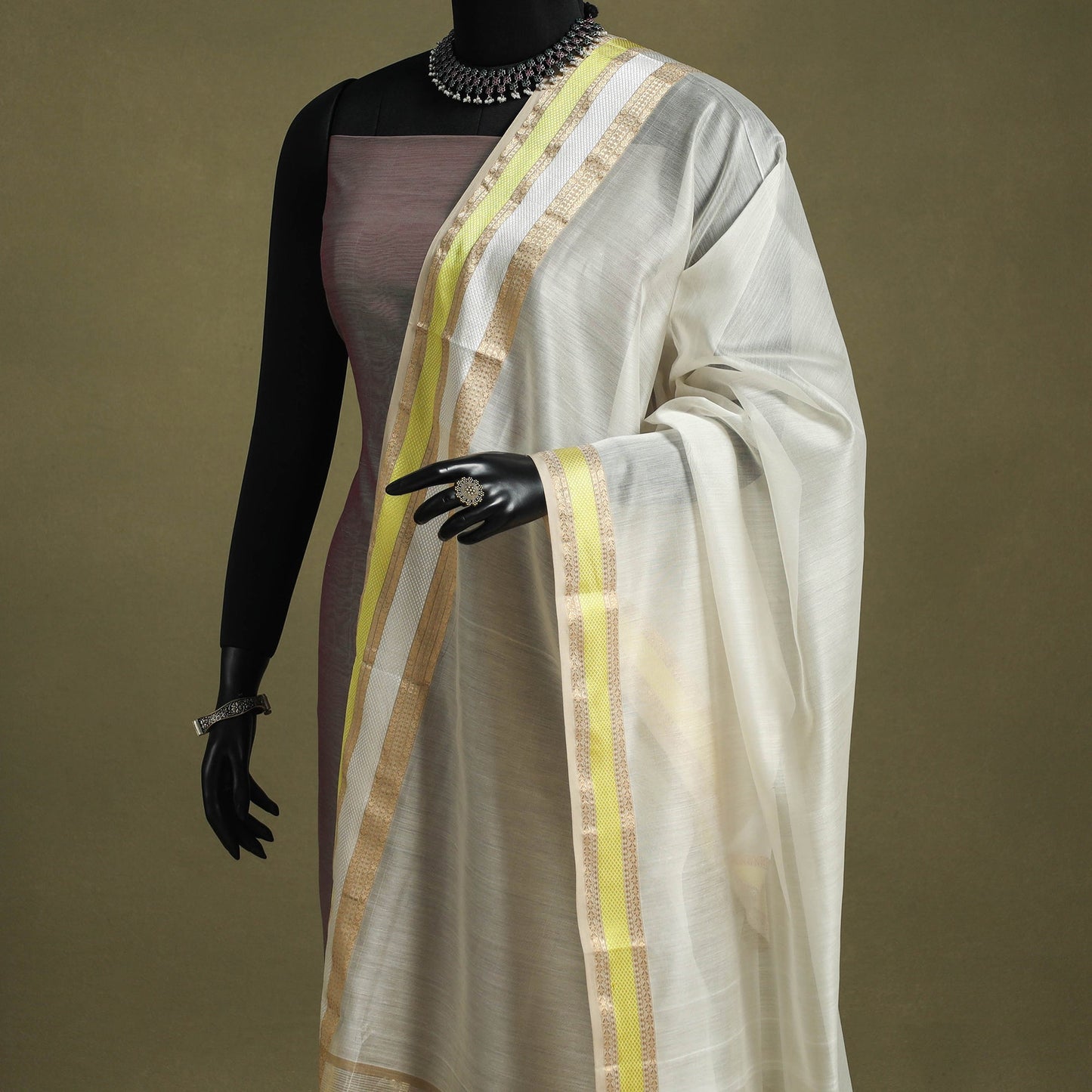 White - handloom silk cotton maheshwari dupatta 07