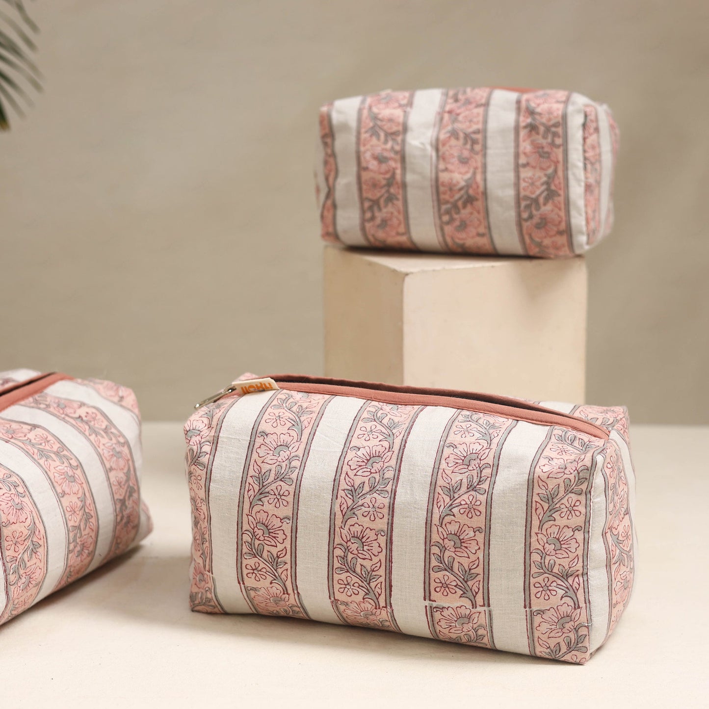 White - handmade cotton toiletry bags (set of 3) 01