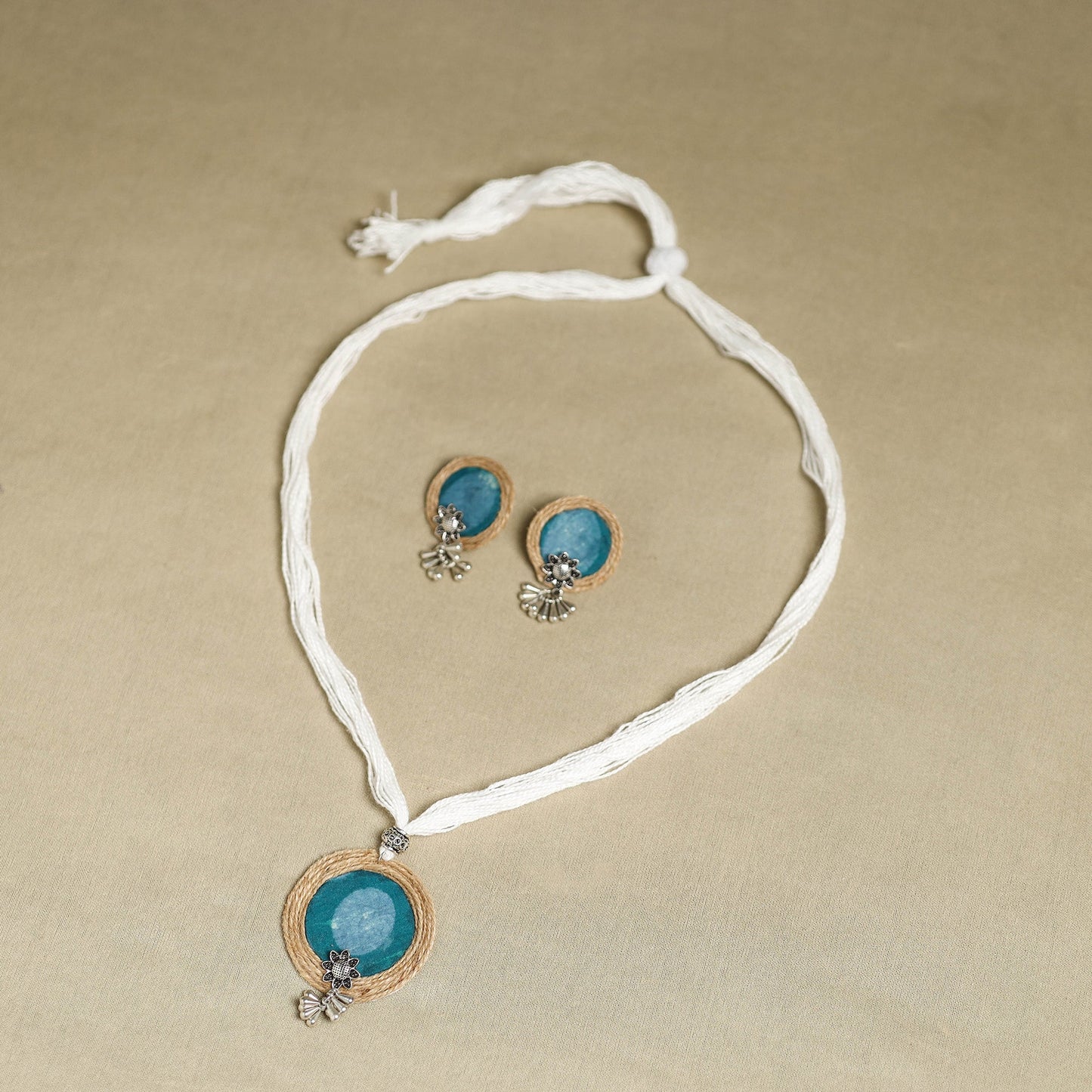 White - handmade gs jute fabart necklace set 03