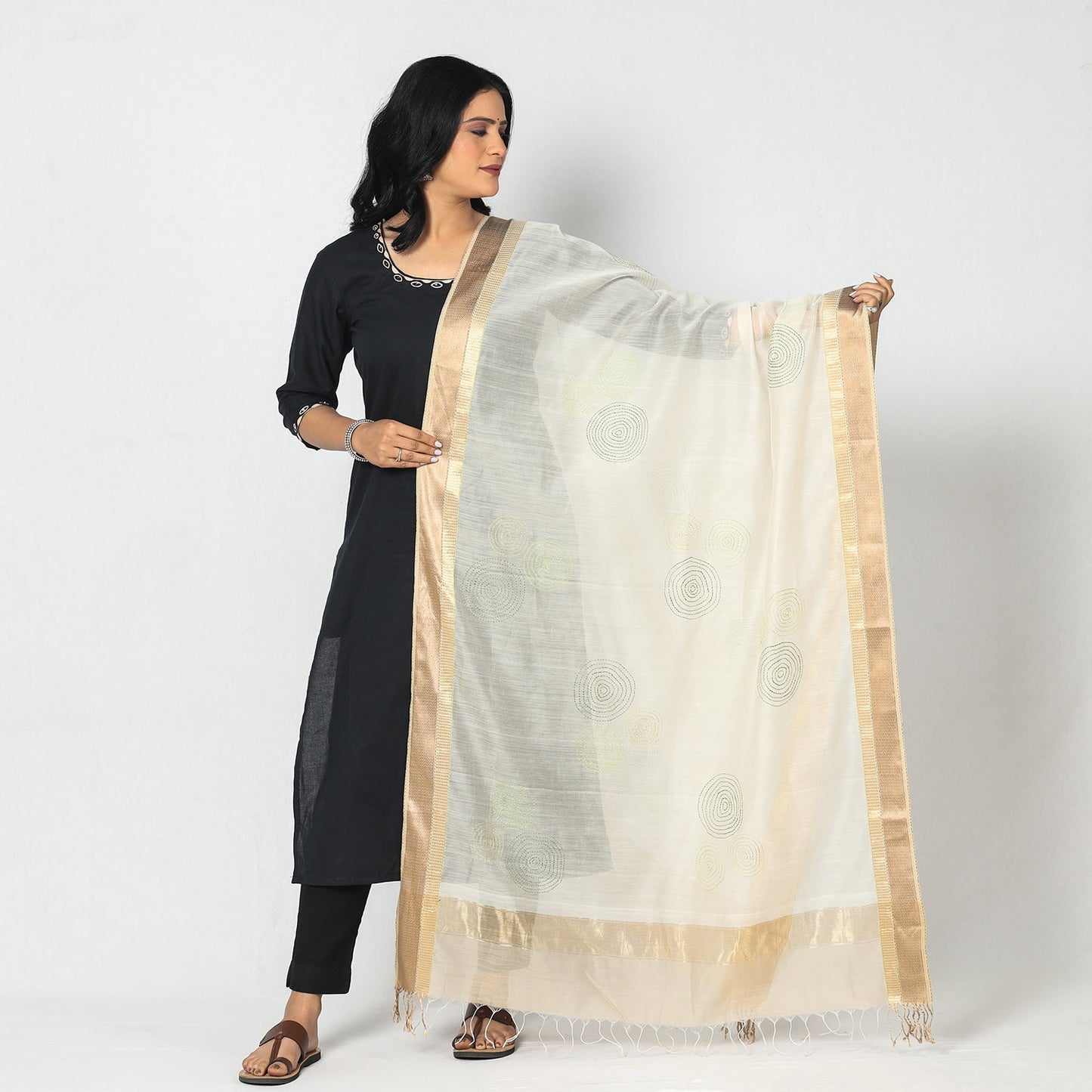  Kolaghat Kantha Zari Border Maheshwari Silk Dupatta with Tassels Online 