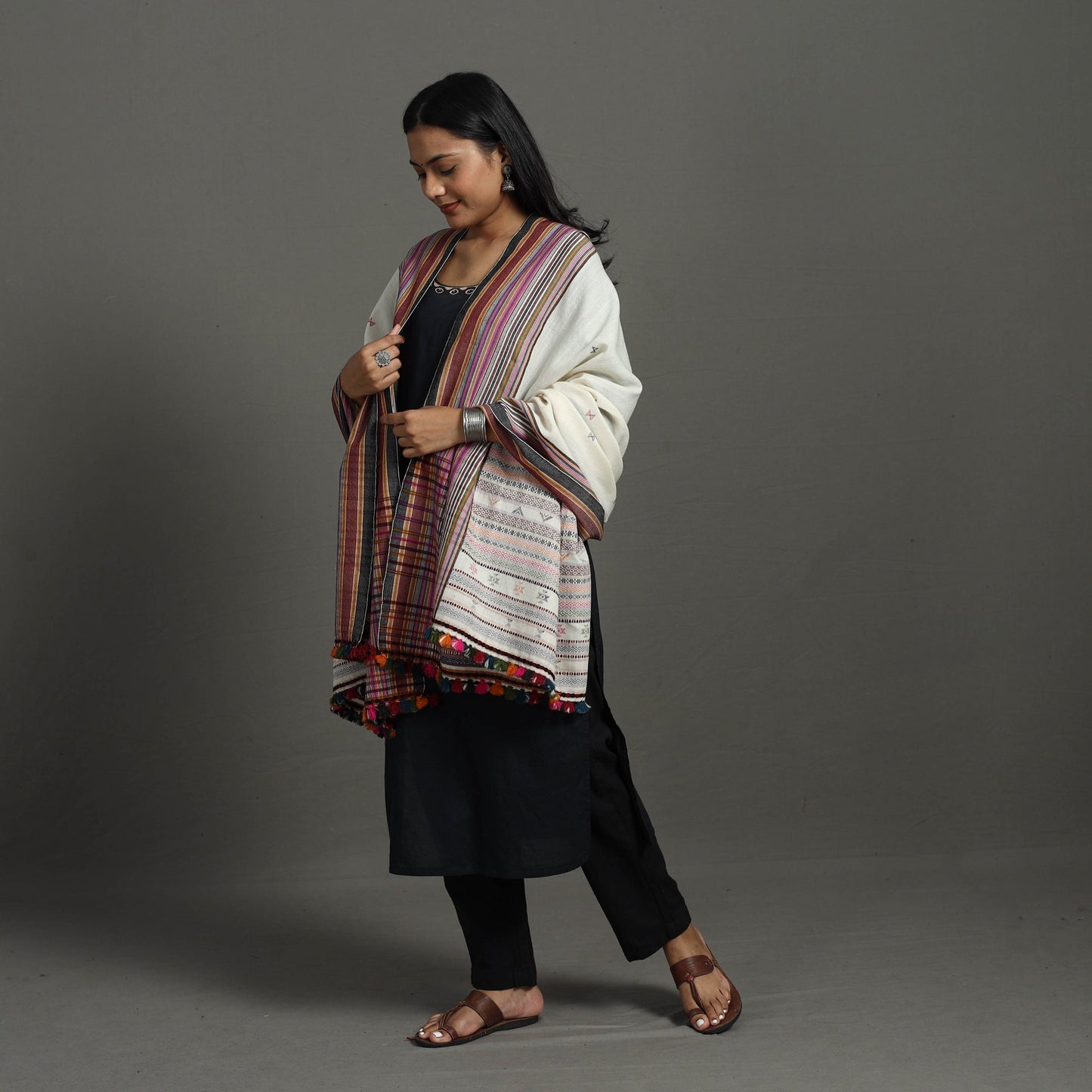  White Kutch Bhujodi Weaving Handloom Woolen Shawl