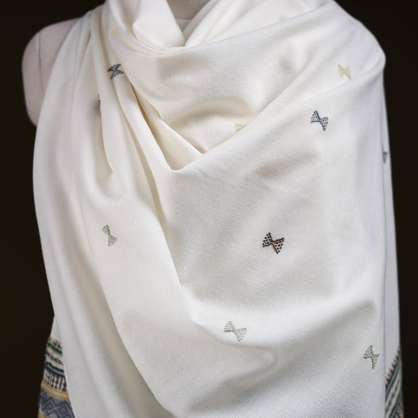 White - kutch bhujodi handwoven acrylic wool shawl 152