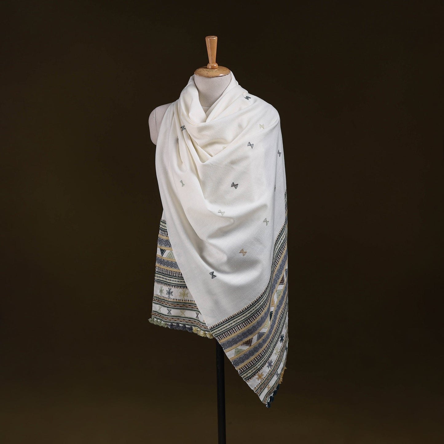 White - kutch bhujodi handwoven acrylic wool shawl 152