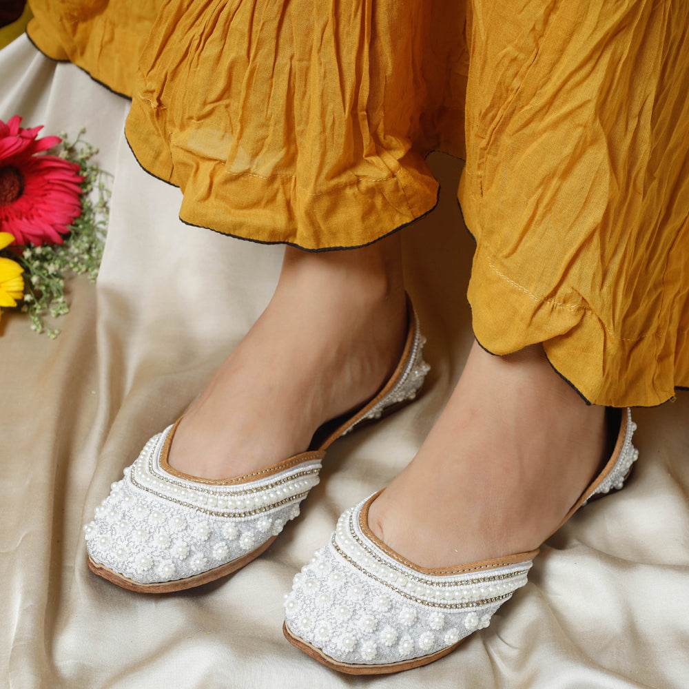 White Handstitched Embroidered Jutti 