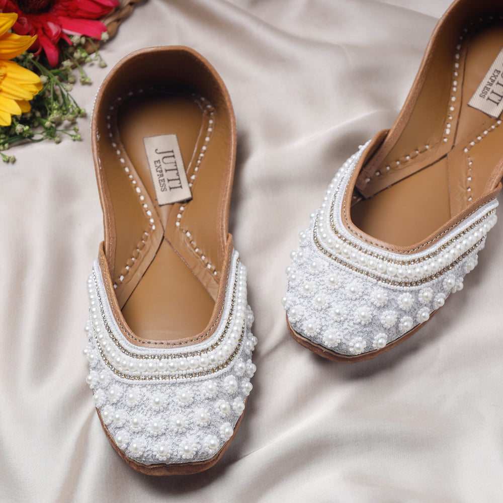 White Handstitched Embroidered Jutti 