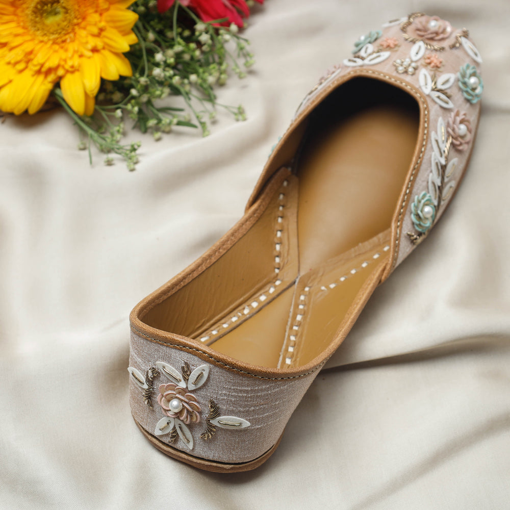 White Handstitched Embroidered Jutti 