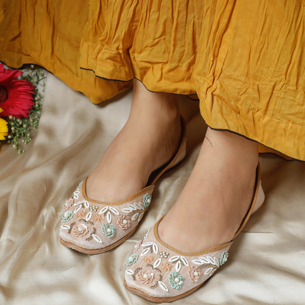 White Handstitched Embroidered Jutti 