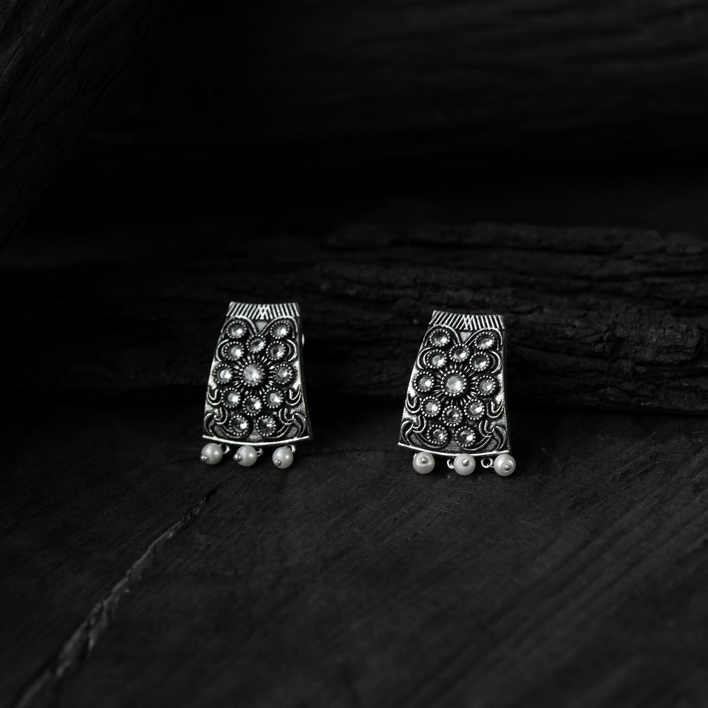 White - saanjh bela crystal floral oxidised necklace set