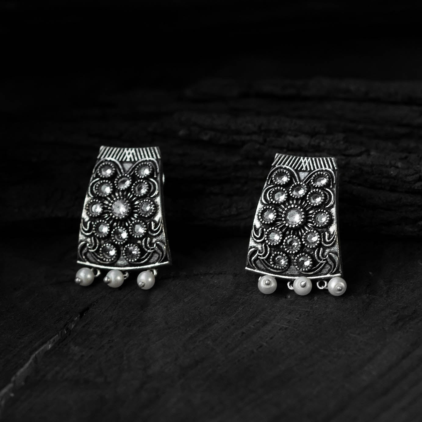 White - saanjh bela crystal floral oxidised necklace set