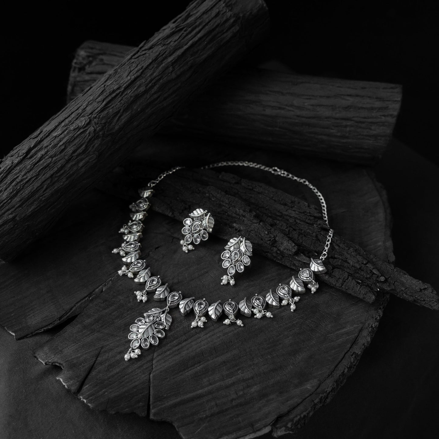 White - saanjh bela crystal leaves oxidised necklace set