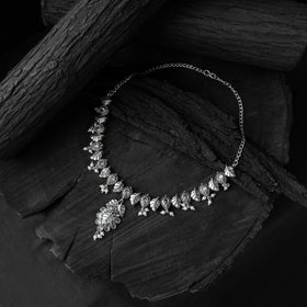 White - saanjh bela crystal leaves oxidised necklace set