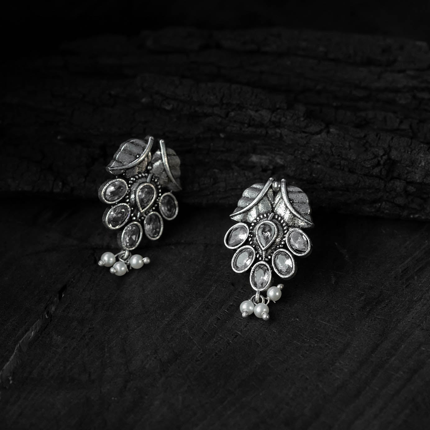 White - saanjh bela crystal leaves oxidised necklace set