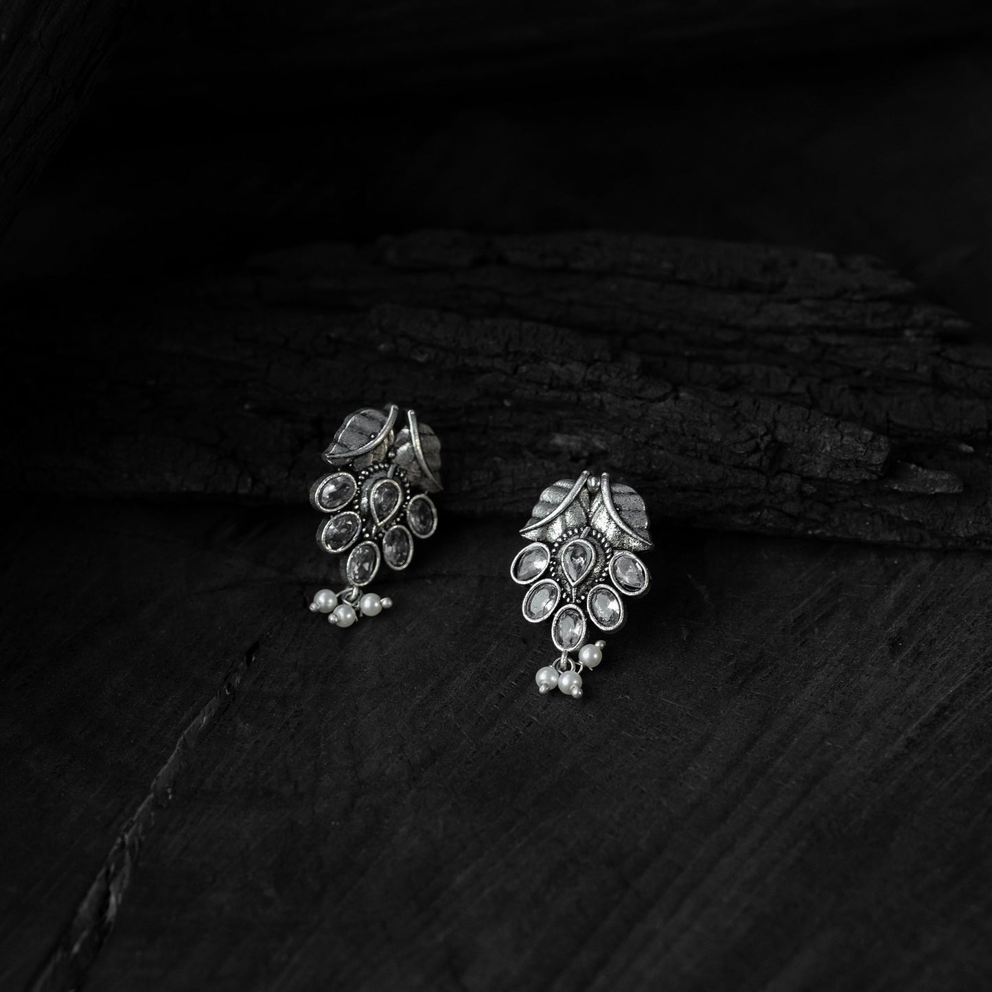 White - saanjh bela crystal leaves oxidised necklace set