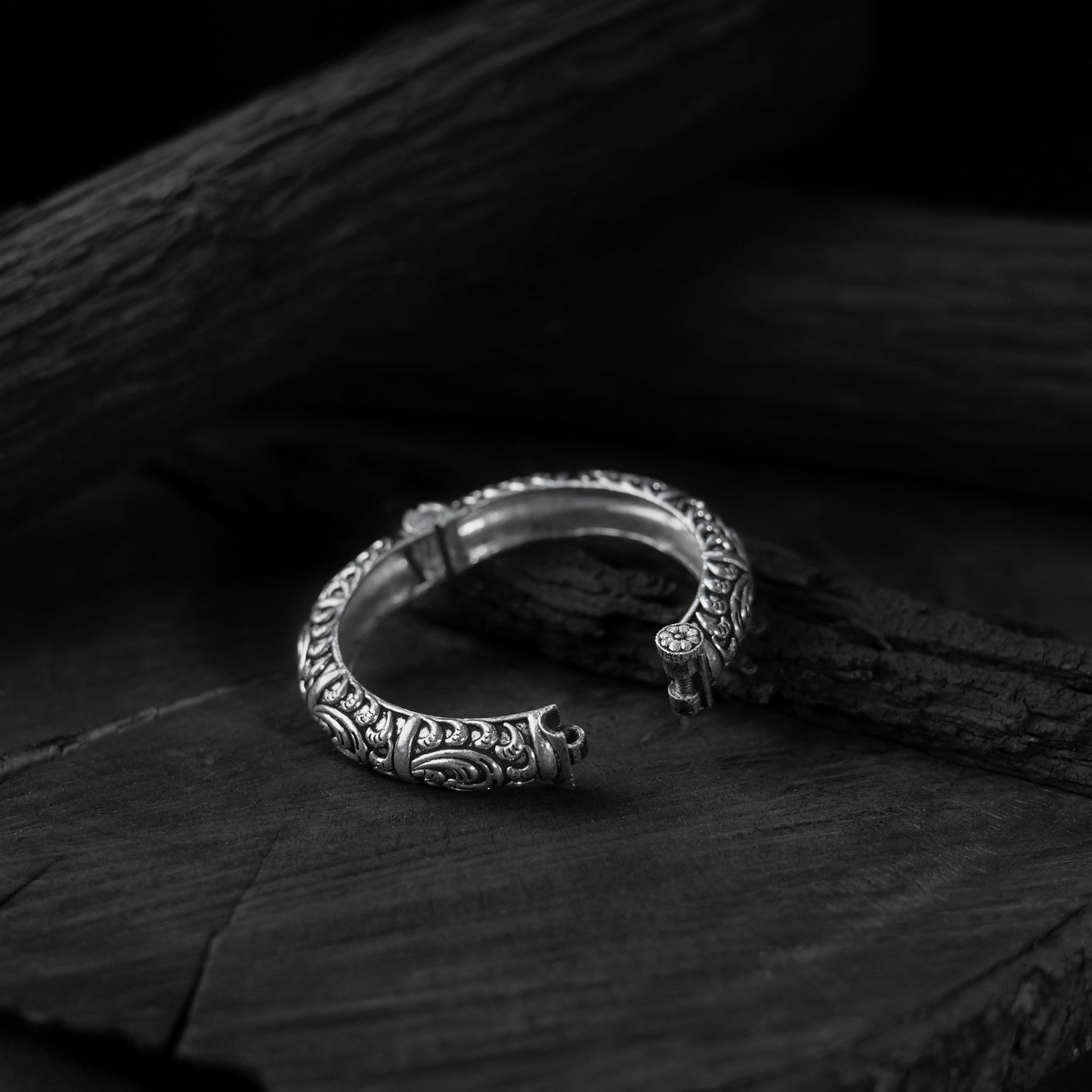 White - saanjh bela floral motif oxidised bangle