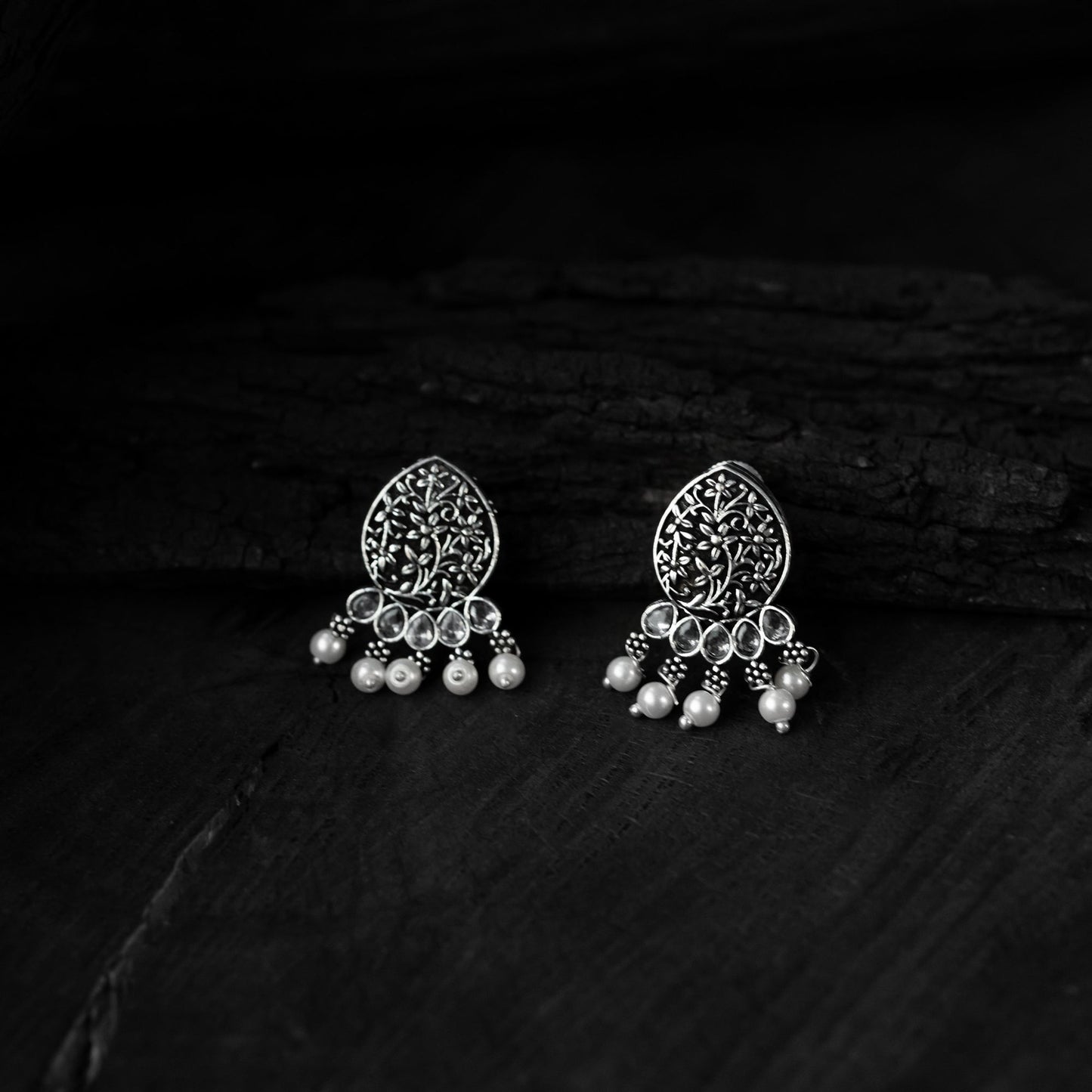 White - saanjh bela floral oxidised necklace set