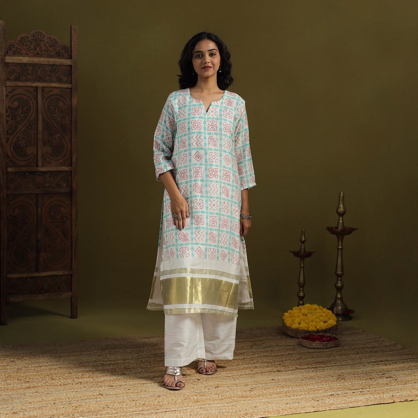 White - silk bandhani kurta set with lagdi patta (set of 2)