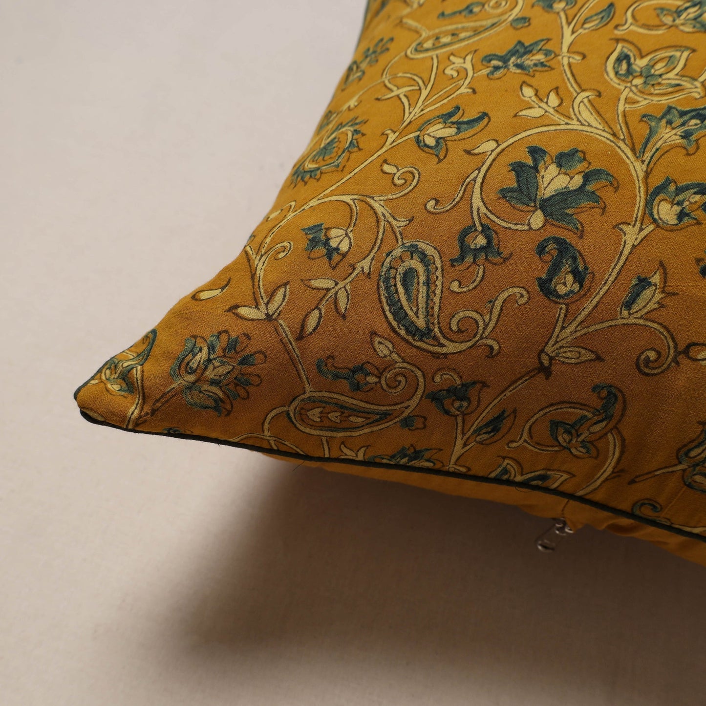 Hand cushion cover 02 - handcrafted