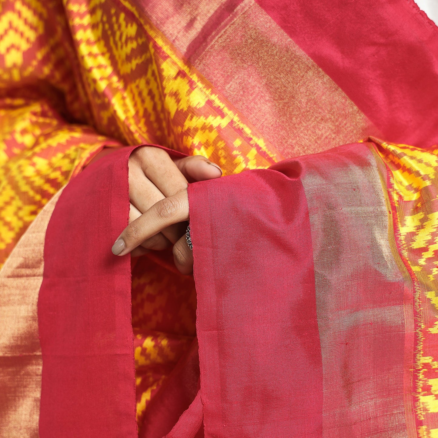Buy Handwoven Pochampally Ikat Pure Mulberry Silk Dupatta with Tassels Online at iTokri.com