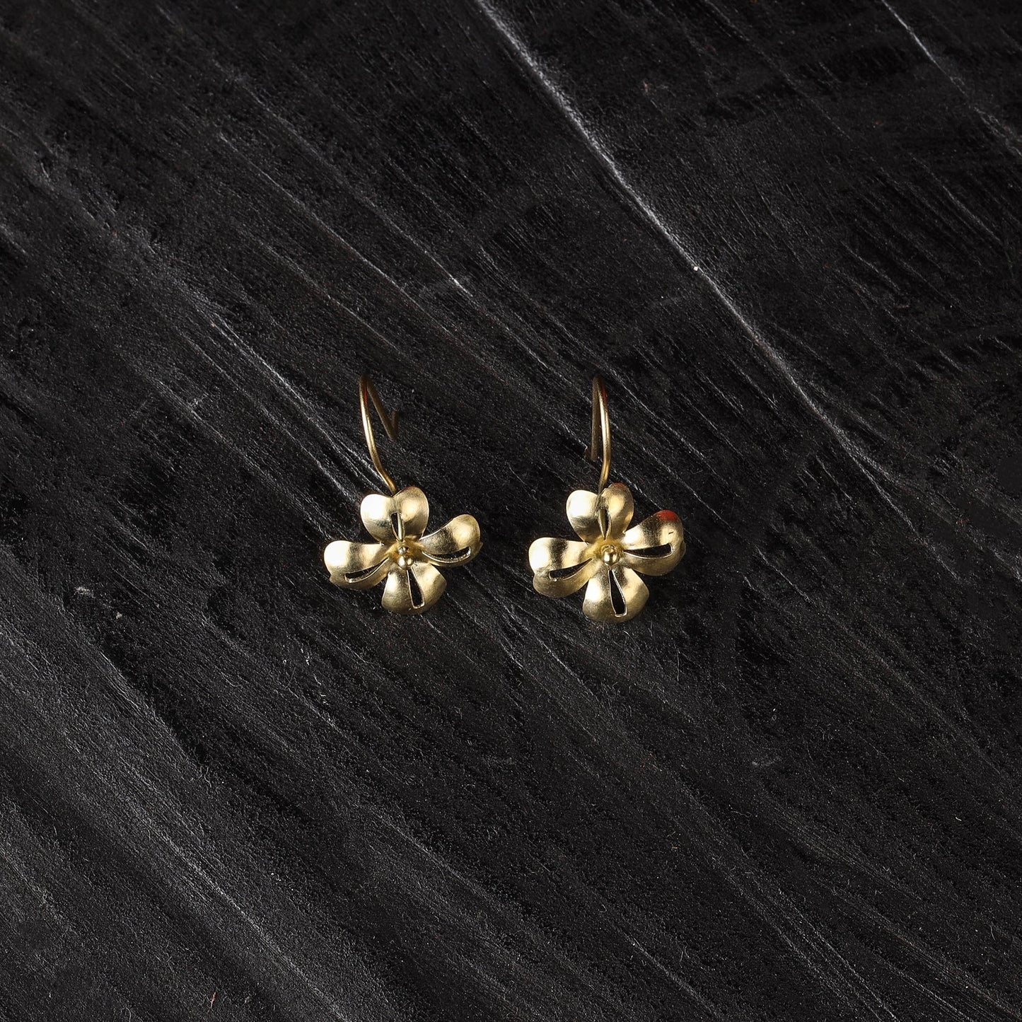 Jin leaf - dokra brass handcrafted hook earrings 03