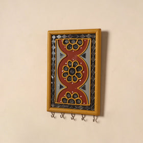Kutch mud mirror work lippan art key holder (9 x 6 in) 32