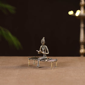 Reading women on bed - tribal odisha dokra handmade home