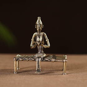 Reading women on bed - tribal odisha dokra handmade home