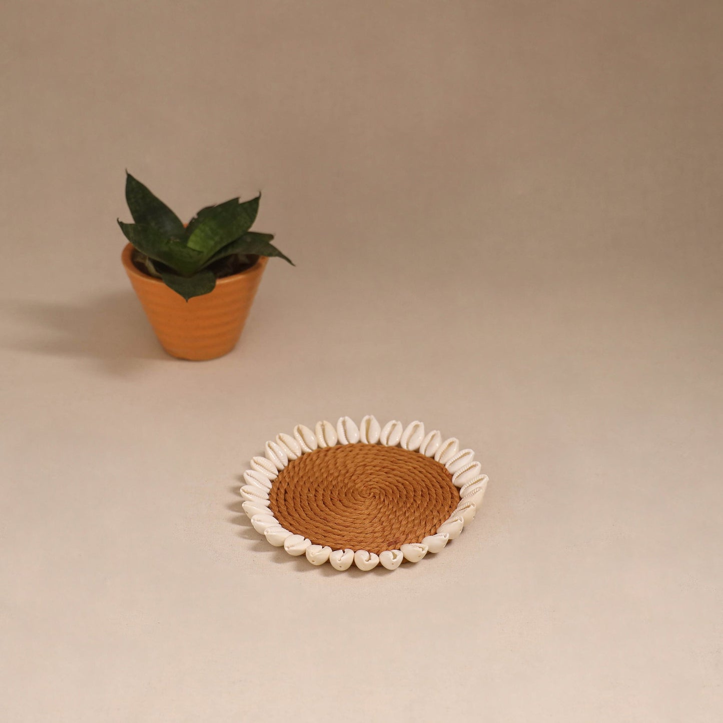 Shell work handcrafted thread coaster 08